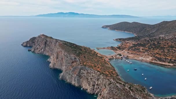 Kilátás Felülről Légi Kilátás Átlátszó Türkiz Tenger Néhány Hajó Jachtok — Stock videók