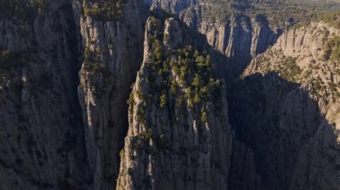 Türkiye 'deki güzel, derin ve büyük Tazi kanyonunun hava manzarası, sinema destanı doğa manzarası. Türkiye 'nin Antalya kentinde turizm ve popüler yerler. Tazı Kanyonu