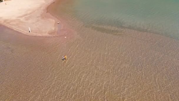 Cirle Drone Flyvning Dejlige Par Turister Lyse Smukke Landskab Med – Stock-video