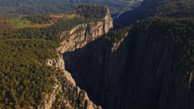 Türkiye 'deki güzel, derin ve büyük Tazi kanyonunun hava manzarası, sinema destanı doğa manzarası. Türkiye 'nin Antalya kentinde turizm ve popüler yerler. Tazı Kanyonu