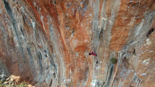 Luftaufnahme Schöne Athletische Bergsteigerin Klettern Auf Überhängenden Anspruchsvolle Route Auf — Stockvideo