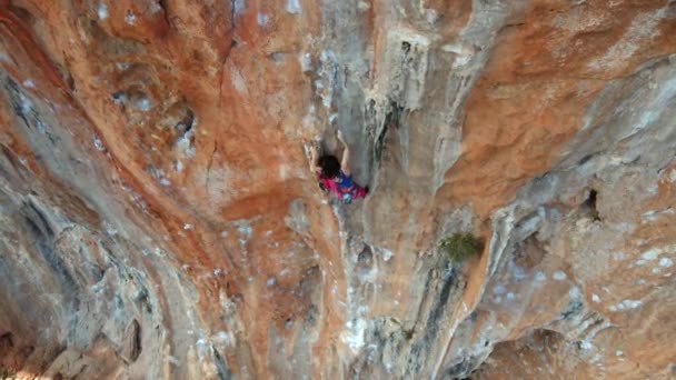 Antena Widok Góry Piękne Atletyczna Kobieta Wspinaczka Wspinaczka Overhanging Trudne — Wideo stockowe