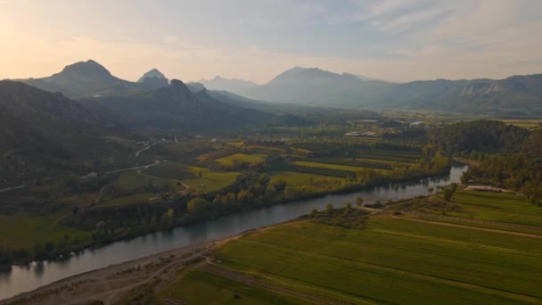 Pemandangan Udara Dengan Lapangan Hijau Padang Rumput Melengkung Sungai Gunung — Stok Video