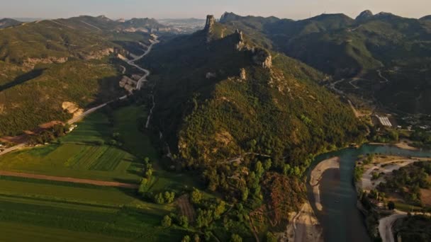 Luftbildlandschaft Mit Grünen Feldern Wiesen Geschwungenem Gebirgsfluss Und Bergrücken Mit — Stockvideo