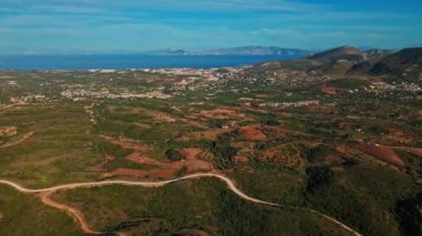 Marmaris yarımadasının güzel manzaralı hava aracı görüntüleri, yeşil ormanlı dağlar ve tepeler ve Datca 'ya giden eğri yollar. Yarımada Aegian ve Akdeniz 'i kuşattı.