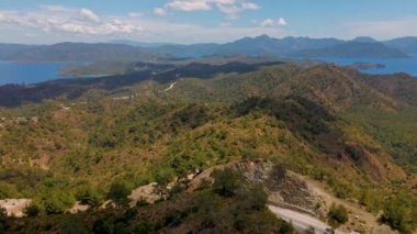 Marmaris yarımadasının güzel manzaralı hava aracı görüntüleri, yeşil ormanlı dağlar ve tepeler ve Datca 'ya giden eğri yollar. Yarımada Aegian ve Akdeniz 'i kuşattı.