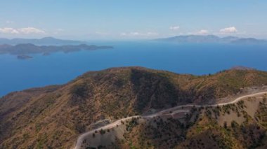 Marmaris yarımadasının güzel manzaralı hava aracı görüntüleri, yeşil ormanlı dağlar ve tepeler ve Datca 'ya giden eğri yollar. Yarımada Aegian ve Akdeniz 'i kuşattı.