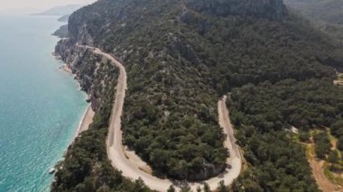 Marmaris yarımadasının güzel manzaralı hava aracı görüntüleri, yeşil ormanlı dağlar ve tepeler ve Datca 'ya giden eğri yollar. Yarımada Aegian ve Akdeniz 'i kuşattı.