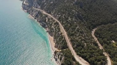 Marmaris yarımadasının güzel manzaralı hava aracı görüntüleri, yeşil ormanlı dağlar ve tepeler ve Datca 'ya giden eğri yollar. Yarımada Aegian ve Akdeniz 'i kuşattı.
