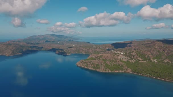 マルマリス半島の美しい風景 緑の森と丘の空中ドローン映像とデータカの目的地への曲線道路 半島はギャンブルと地中海を囲んでいました — ストック動画