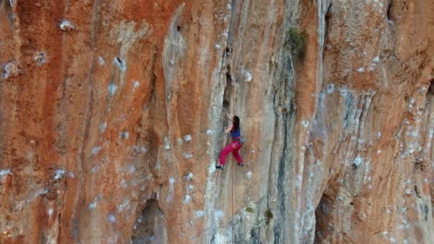 Luftaufnahme Schöne Athletische Starke Bergsteigerin Die Auf Überhängenden Anspruchsvollen Route — Stockvideo