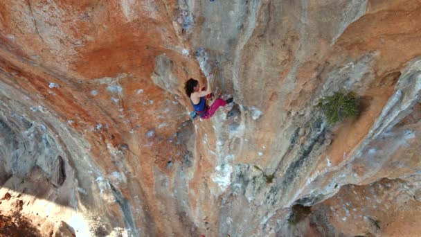 Gökyüzü Manzaralı Güzel Atletik Güçlü Kadın Kaya Tırmanışçısı Türkiye Manzaralı — Stok video