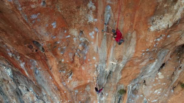 Luftaufnahme Schöne Athletische Starke Bergsteigerin Die Auf Überhängenden Anspruchsvollen Route — Stockvideo