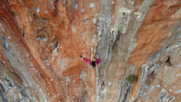 空中俯瞰美丽的运动健美的女攀岩者爬上了土耳其风景秀丽的石灰岩墙上的悬崖峭壁 Geyikbayiri的攀爬运动 — 图库视频影像