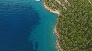 Marmaris yarımadasının güzel manzaralı hava aracı görüntüleri, yeşil ormanlı dağlar ve tepeler ve Datca 'ya giden eğri yollar. Yarımada Aegian ve Akdeniz 'i kuşattı.