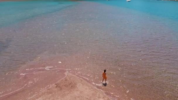 Cirle Drone Πτήση Πάνω Από Ευτυχισμένη Γυναίκα Τουριστικό Περπάτημα Φωτεινό — Αρχείο Βίντεο
