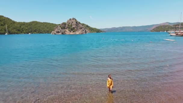 Türkiye Nin Akdeniz Kıyısındaki Güzel Pembe Kumlu Plajda Yürüyen Mutlu — Stok video