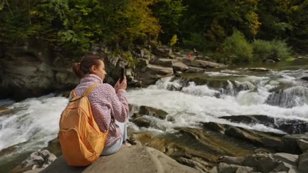 Turista Sentada Sobre Rocas Junto Río Montaña Con Cascadas Excursionista — Vídeo de stock
