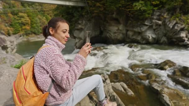 Γυναίκα Τουρίστρια Κάθεται Βράχια Δίπλα Στο Βουνό Ποτάμι Καταρράκτες Γυναίκα — Αρχείο Βίντεο