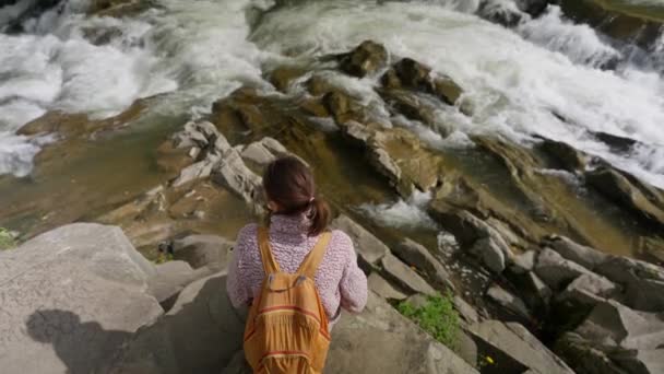 Turista Sentada Sobre Rocas Junto Río Montaña Con Cascadas Excursionista — Vídeos de Stock