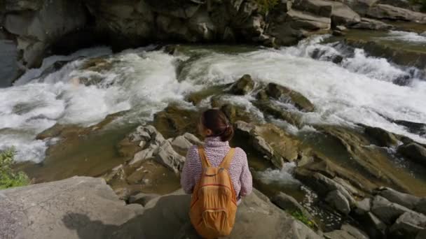 Γυναίκα Τουρίστρια Κάθεται Βράχια Δίπλα Στο Βουνό Ποτάμι Καταρράκτες Γυναίκα — Αρχείο Βίντεο