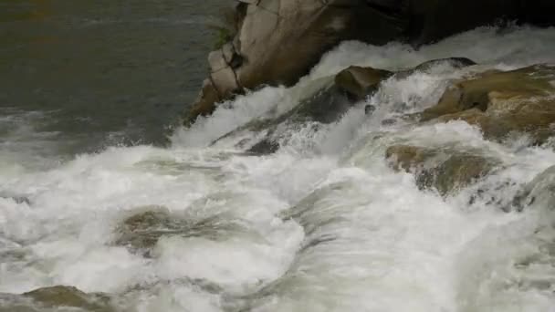 Zpomalený Pohyb Zblízka Záběry Bílé Pěny Vodopádu Probiy Řece Prut — Stock video