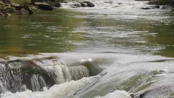 Zeitlupe Nahaufnahmen Von Weißem Schaum Probiy Wasserfall Prut River Yaremche — Stockvideo