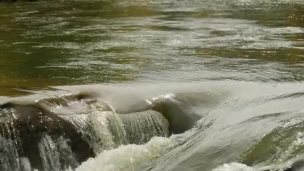 Zpomalený Pohyb Zblízka Záběry Bílé Pěny Vodopádu Probiy Řece Prut — Stock video