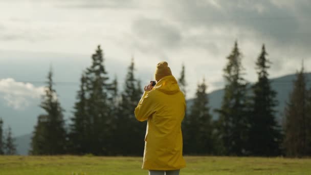Zeitlupe Seitenansicht Roll Touristin Gelber Kleidung Steht Auf Einer Wiese — Stockvideo