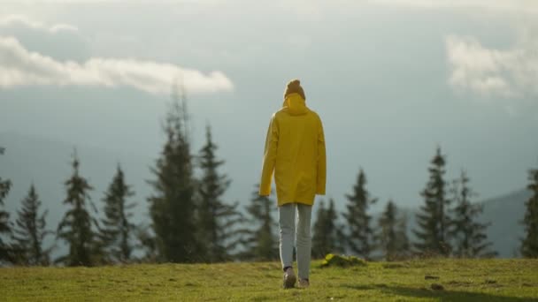 Αργή Κίνηση Πλευρά Άποψη Roll Τουριστική Γυναίκα Κίτρινο Φορούν Στέκεται — Αρχείο Βίντεο