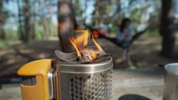 Közeli Égő Modern Hordozható Tábortűz Tűzhely Égő Akkumulátor Töltő Piknik — Stock videók