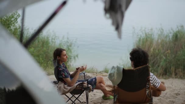 Dos Amigos Hombre Mujer Sentados Sillas Campamento Cerca Caravana Orilla — Vídeo de stock