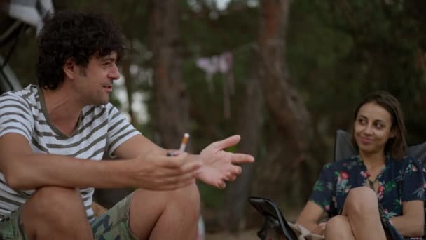 Dua Teman Pria Dan Wanita Duduk Kursi Kamp Dekat Dengan — Stok Video