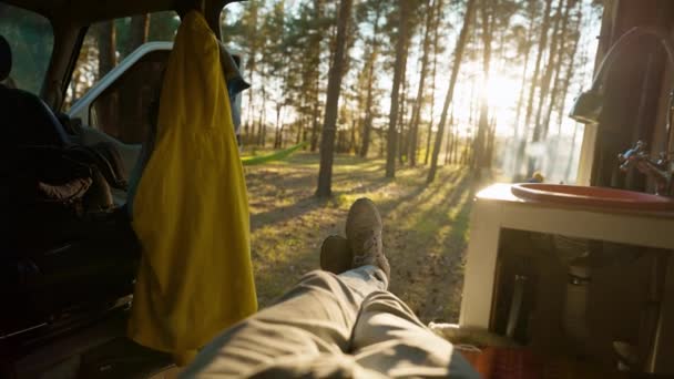 Pov キャンピングカーバンの内側からキャンプ場で喫煙されたキャンプファイヤーで美しい森への最初の人物の眺め 秋の夜の松の森で屋外でピクニックする友人 車の旅と自然の中での休暇 — ストック動画