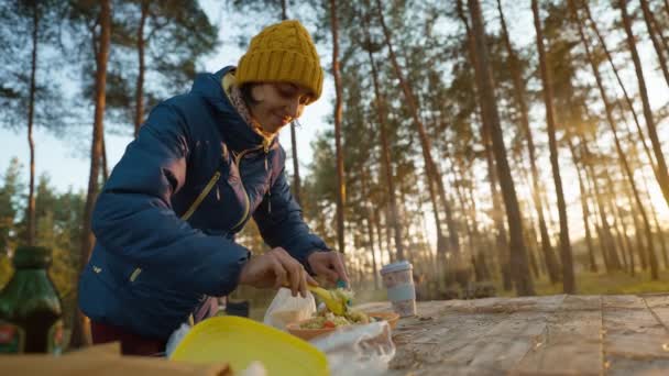 Пікнік Природі Жінка Готує Їжу Відкритому Повітрі Крупним Планом Жіночі — стокове відео