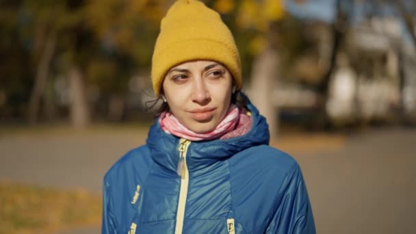 Mulher Gorro Amarelo Andando Parque Outono Com Folhagem Brilhante Dia — Vídeo de Stock