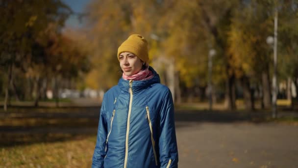 Mulher Gorro Amarelo Andando Parque Outono Com Folhagem Brilhante Dia — Vídeo de Stock