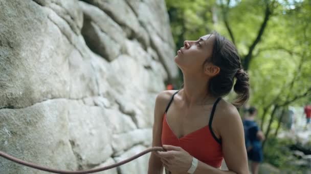 Mujer Atlética Escalador Roca Arnés Dispositivo Amarre Sostiene Una Cuerda — Vídeos de Stock