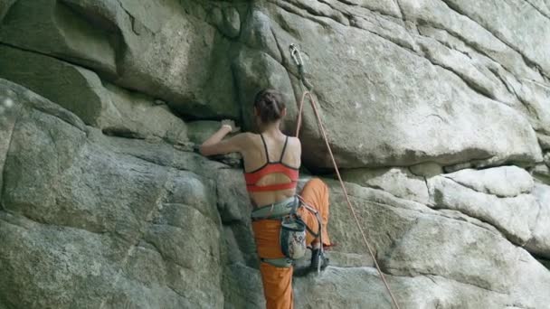 Junge Schlanke Muskulöse Bergsteigerin Klettert Auf Harter Sportroute Sucht Greift — Stockvideo