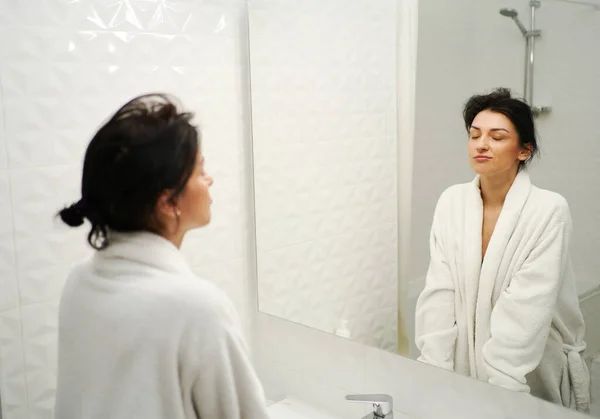 Mulher Unrefreshed Que Olha Sonolento Banheiro Que Está Frente Espelho — Fotografia de Stock