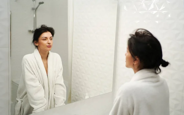 Wanita Lelah Dengan Jubah Berdiri Depan Cermin Tampak Mengantuk Dan — Stok Foto