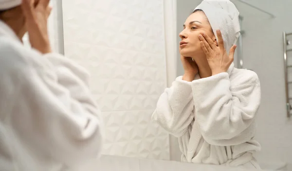 Mulher Adulta Envolta Toalha Banho Branca Roupão Banho Frente Espelho — Fotografia de Stock