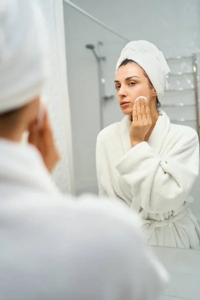 Multiethnic Woman Wearing Towel Head Using Cotton Pad Facial Skin — Stock Photo, Image