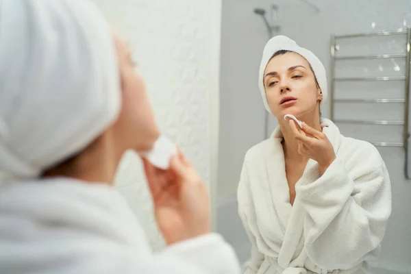 Adult Lady Using Cotton Pad Cleaning Face Skin Cleanser Tonic — Stock Photo, Image