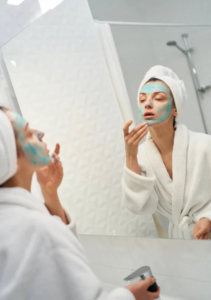 Női Szépségportré Boldog Többnemzetiségű Megérinti Természetes Egészséges Bőr Használ Kozmetikai — Stock Fotó