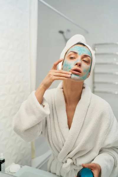 Mulher Graciosa Roupão Banho Usando Toalha Cabeça Aplicando Uma Máscara — Fotografia de Stock