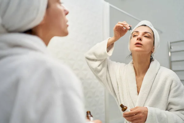 Stunning Woman Bathrobe Applying Serum Her Face Part Her Daily — Stock Photo, Image