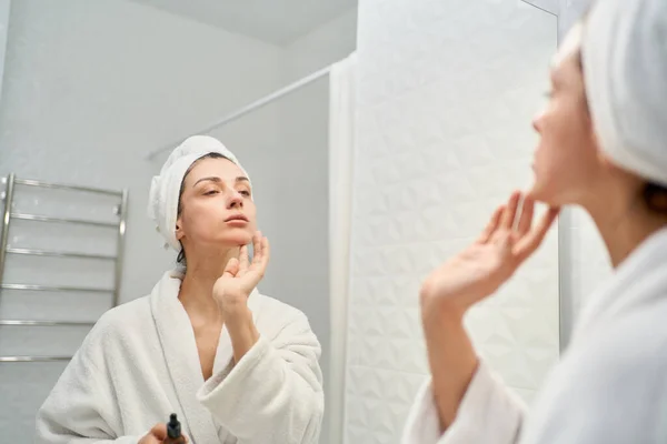 Beautiful Lady Delicately Applying Facial Serum Part Her Skincare Routine — Stock Photo, Image