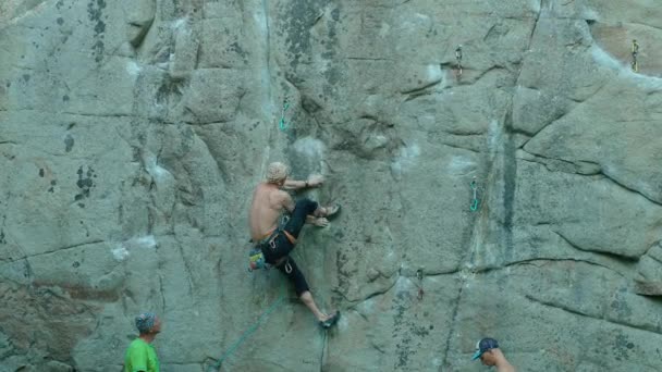 Güçlü Kaya Tırmanışçısı Zorlu Spor Rotasına Tırmanıyor Arıyor Uzanıyor Sıkı — Stok video