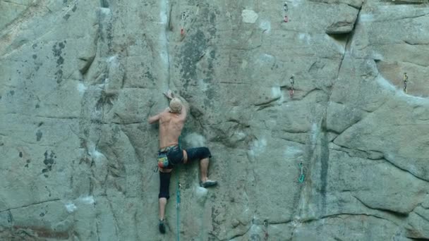 Silný Muž Horolezec Lezení Těžké Sportovní Trase Hledání Sahání Uchopení — Stock video
